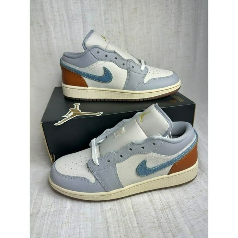 D43- SIZE 7Y/ 8.5 WOMENS NIKE AIR JORDAN 1 LOW PHANTOM / BLUE FZ5046 041